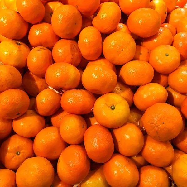 Hromada čerstvých organických oranžové mandarinky — Stock fotografie