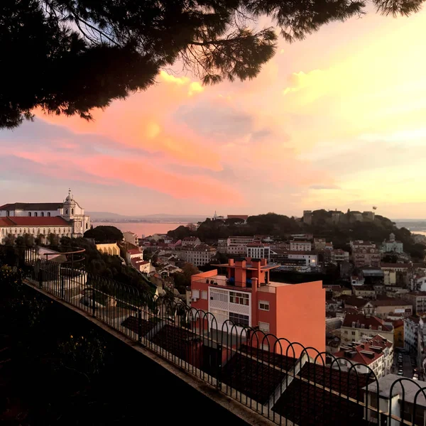 Horizonte panorámico de Lisboa al atardecer — Foto de Stock