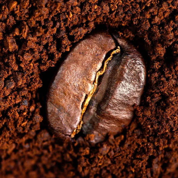 Mletá káva s pečené fazole — Stock fotografie