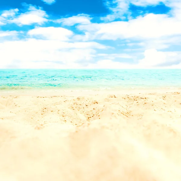 Plage de sable et mer bleue — Photo