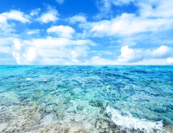 Голубое море и облачное небо — стоковое фото