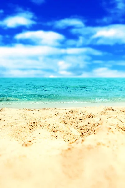 Praia de areia e mar azul — Fotografia de Stock