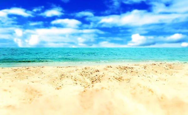 Plage de sable et mer bleue — Photo