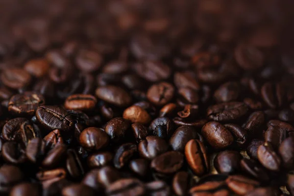 焙煎コーヒー豆エスプレッソ壁紙が濃い茶色の着色 — ストック写真