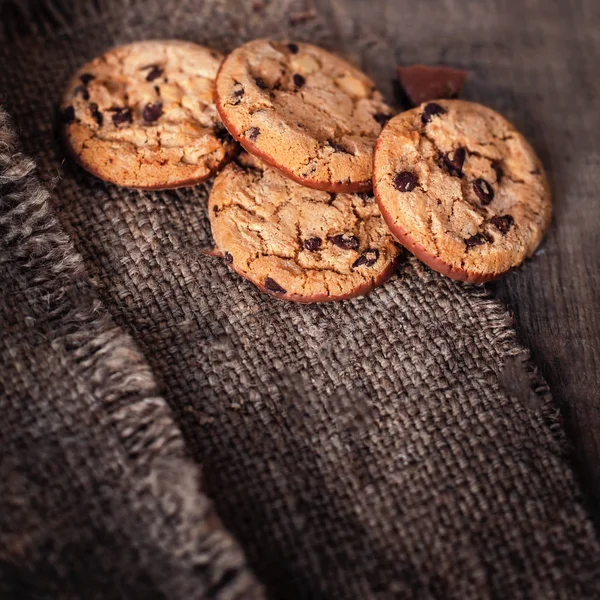 Chocolate chip cookies på säckväv — Stockfoto