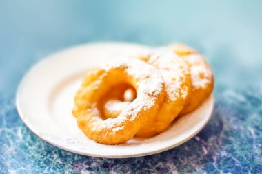 Taze çörek beyaz şeker ile tepesinde