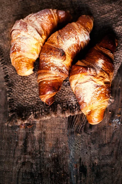 Frische goldene Croissants — Stockfoto