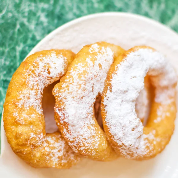 Свежие пончики с белым сахаром — стоковое фото