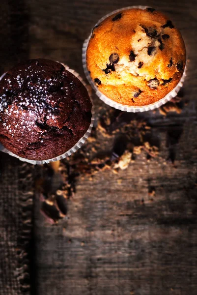 Muffins auf dunklem Hintergrund — Stockfoto