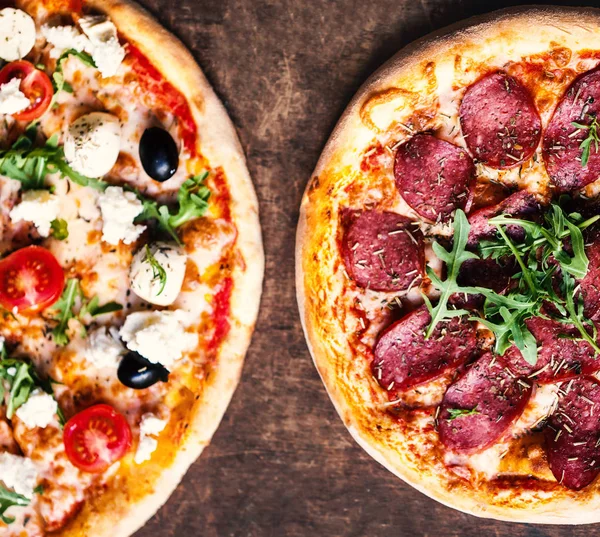 Pizza con salumi, olive e formaggi — Foto Stock