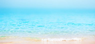 Deniz ve bulutlu gökyüzü 