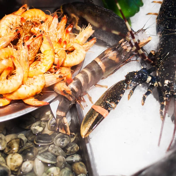 Variedade de frutos do mar na banca de mercado — Fotografia de Stock