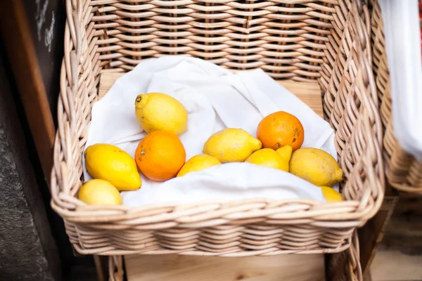 Limones maduros en cesta — Foto de Stock