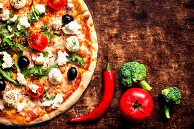 Taze sıcak pizza pişmiş.