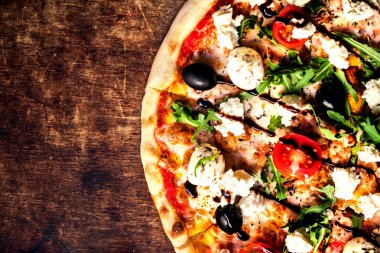 Taze sıcak pizza pişmiş.