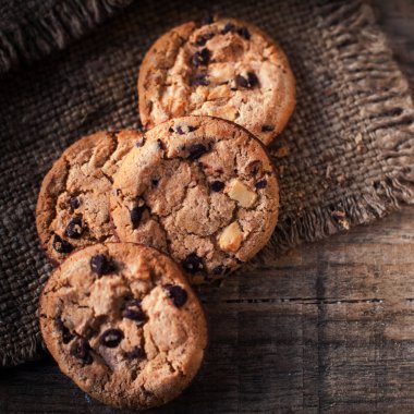 Karanlık peçete üzerinde çikolata kurabiye 