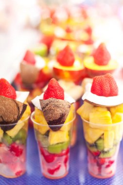 Meyve parçaları plastik bir kap içinde 