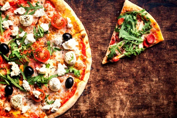 Pizza calda appena sfornata — Foto Stock