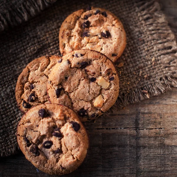 어두운 냅킨에 초콜릿 쿠키 — 스톡 사진