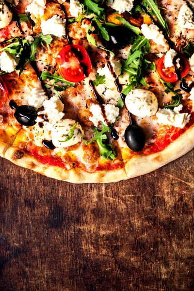 Vers gebakken warme pizza — Stockfoto