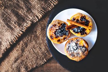 Lezzetli yumurta tart bir plaka üzerinde