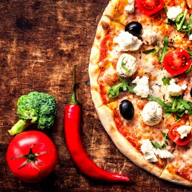 Sıcak pizza dilimleri ile sebze 