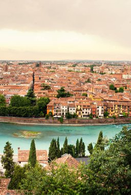Verona şehri nehir kıyısında güneşli gün ile 