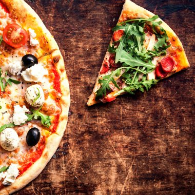 Sıcak pizza dilimleri mozarella peyniri ile 