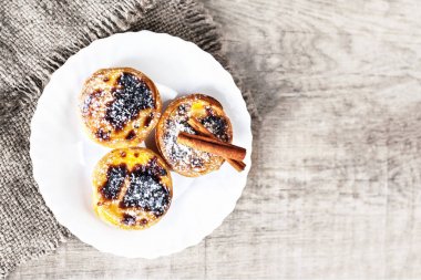 Lezzetli yumurta tart bir plaka üzerinde 