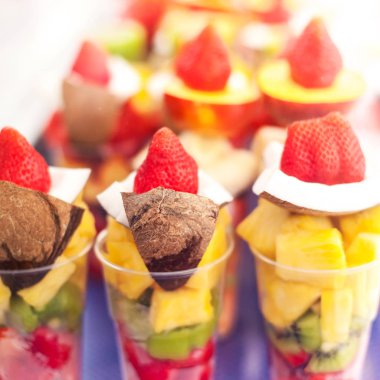 Meyve parçaları plastik bir kap içinde 