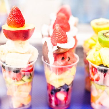 Meyve parçaları plastik bir kap içinde 