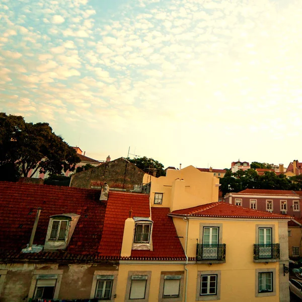 Die alte europäische Stadt am schönen Sonnenuntergang. — Stockfoto