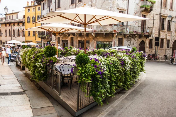 Velho café aconchegante ao ar livre em Verona — Fotografia de Stock