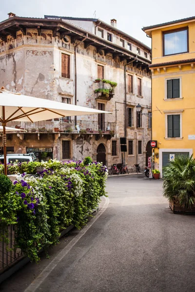 Velho café aconchegante ao ar livre em Verona — Fotografia de Stock