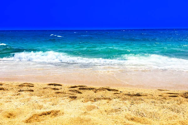 Αμμώδης παραλία, γαλάζιο ουρανό και τον ωκεανό — Φωτογραφία Αρχείου