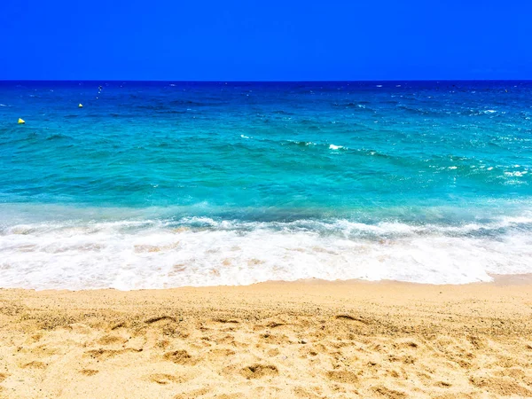 Playa de arena vacía y océano — Foto de Stock