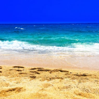 Sandy beach, mavi gökyüzü ve okyanus  