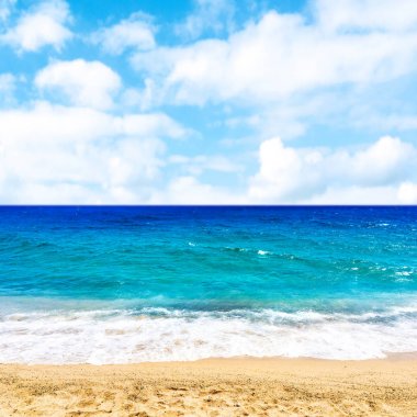 Kum, deniz ve gökyüzü 