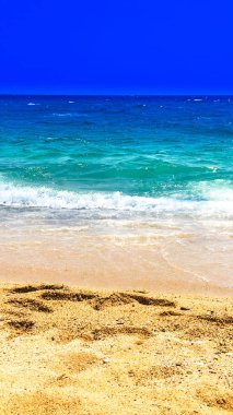 Sandy beach, mavi gökyüzü ve okyanus  