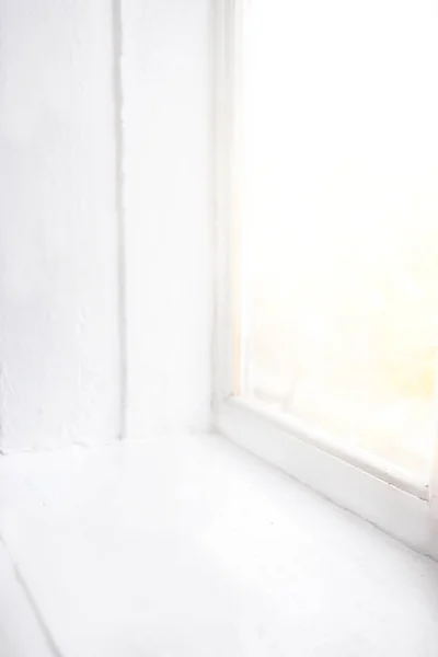 Закрытое белое винтажное окно — стоковое фото