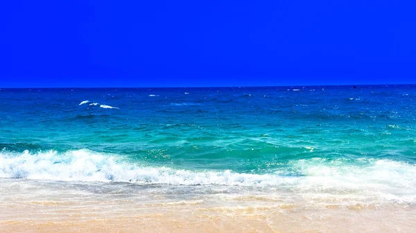 Playa de arena, cielo azul y océano —  Fotos de Stock