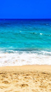 Sandy beach, mavi gökyüzü ve denizin.