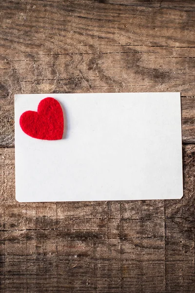 Kırmızı kalp ile boş davet kartı 