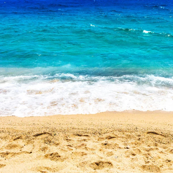 Playa de arena, cielo azul y mar . —  Fotos de Stock