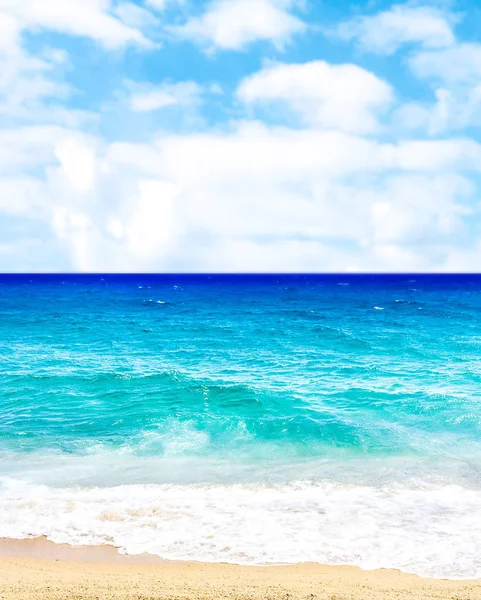 Playa de arena, cielo azul y mar . — Foto de Stock