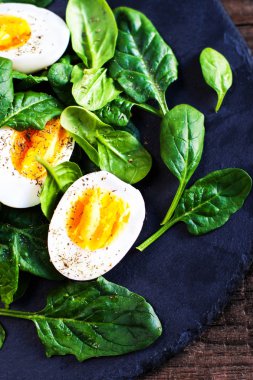 Taze yeşil ıspanak bebek yaprakları ve yumurta 