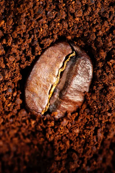 Café moulu avec grains de café torréfiés — Photo