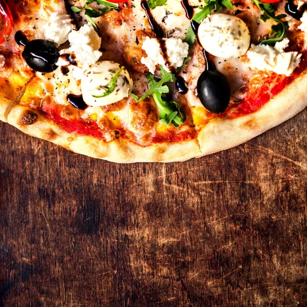 Färsk Ugnsbakad varm pizza slice — Stockfoto