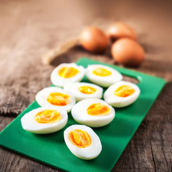 Варені яйця, нарізані навпіл — стокове фото