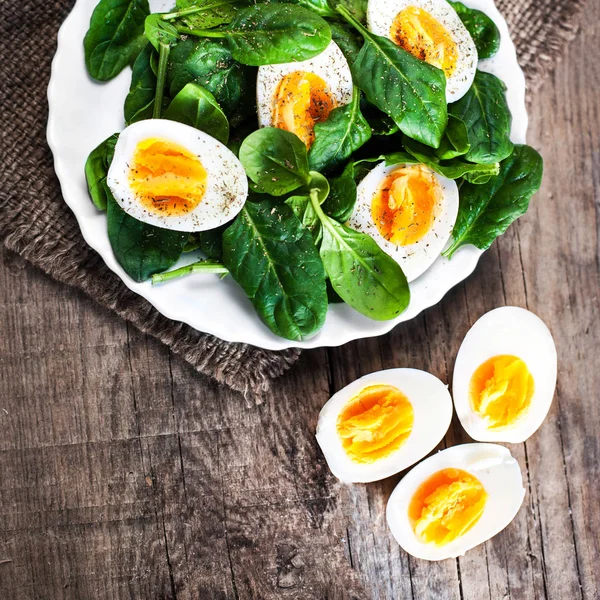 菠菜宝宝叶和煮熟的鸡蛋 — 图库照片
